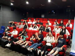 정남진 시네마 영화관에서 장흥고등학교 학생들이 의자에 앉아  단체 기념 촬영을 하고 있는 모습