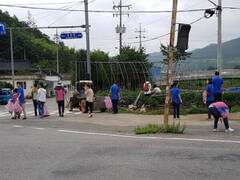 장동면 직원들과 생활개선회원이  면 소재지를 중심으로 주변 주요도로, 하천 등에 무단으로 버려진 쓰레기 수거에 나섰다