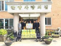 장흥군 안양농협(조합장 김영중)은 지난 7일 지역 노인요양병원 ‘안양사랑의 집’을 찾아 쌀30포와 노인용보행기 3대 등 약2백만원 상당의 물품을 전달을 하고 있다.