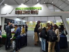 2019 대한민국 산림문화박람회에서 ‘장흥 표고버섯 홍보관’이 관람객들의 인기를 얻고 있는현장이다.   