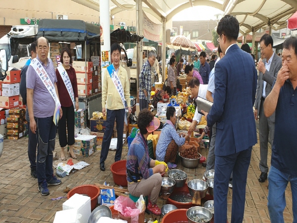 장흥군 대덕읍은 10일 추석 대목장을 맞아 직원 및 상인회 와 함께 친절캠페인을 실시하고 있다.