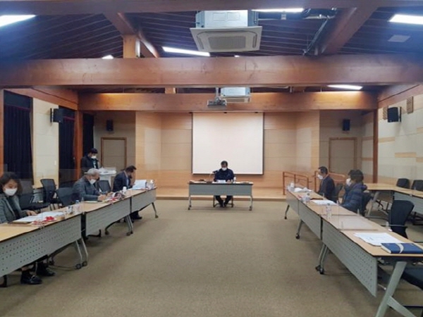 장흥군(군수 정종순)은 지난 2월 25일 목재산업지원센터 세미나실에서 농업농촌 및 식품산업 임업산촌분야 정책심의회를 개최했다. 