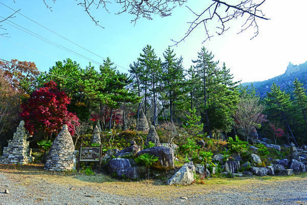 천관산 문학공원 입구에 돌탑이 세워져 있는 모습