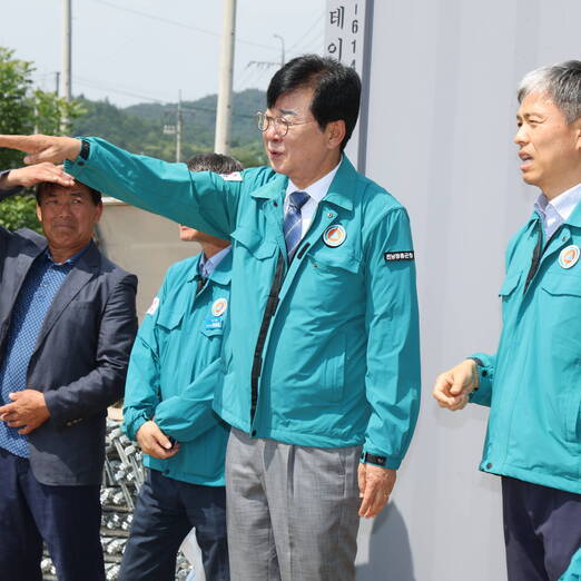 현장점검중인 군수와 관계자들(크게보기)