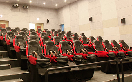 극장내부의 모습처럼 의자들이 층층별로 나열되있고 진동과 움직임을 느낄수 있도록 손잡이와 의자 밑에 장치가 되어있는 4d영상실 내부모습