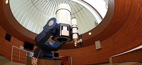 원형 돔으로 둘러싸인 주관측실 내부이미지, 리치크레티앙식 반사망원경이 보인다.