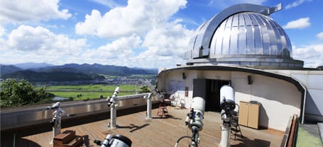 원형돔이 보이는 보조관측실 내부, 천체를 관람할 수 있는 망원경들이 있다.
