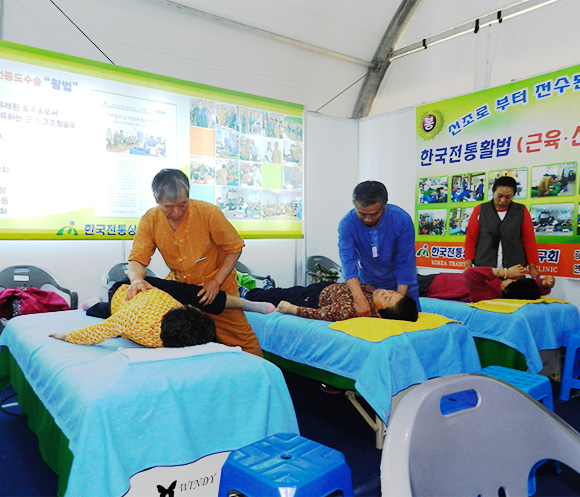 통합의학박람회에 참가한 한국전통활법 부스에서 사람들이 전통활법을 체험하고 있는 모습
