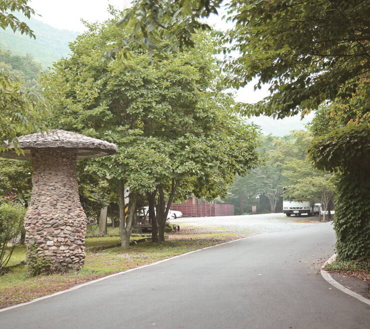 돌탑 2기로 멋을 낸 유치자연휴양림 입구.