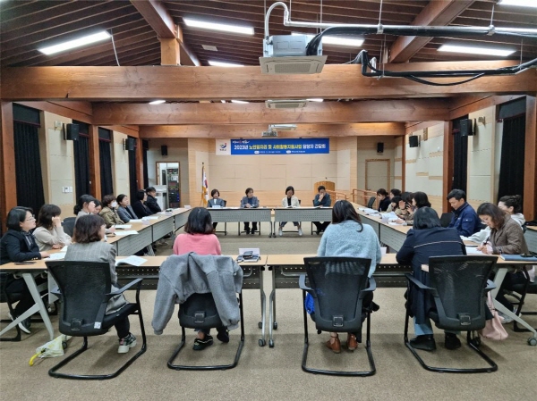 장흥군은 지난 24일 노인일자리 담당자들과 노인일자리 활성화 및 업무 추진 방향 논의를 위한 소통 간담회를 개최했다.