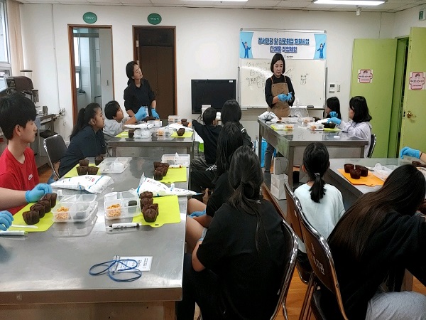 장흥군가족센터 쇼콜라티에 직업체험 보도자료 사진