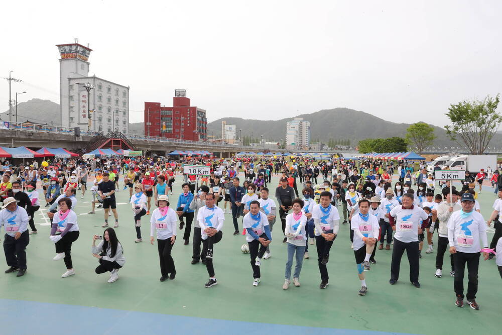 마라톤 시작 전 준비운동을 하고 있는 참가자들 사진