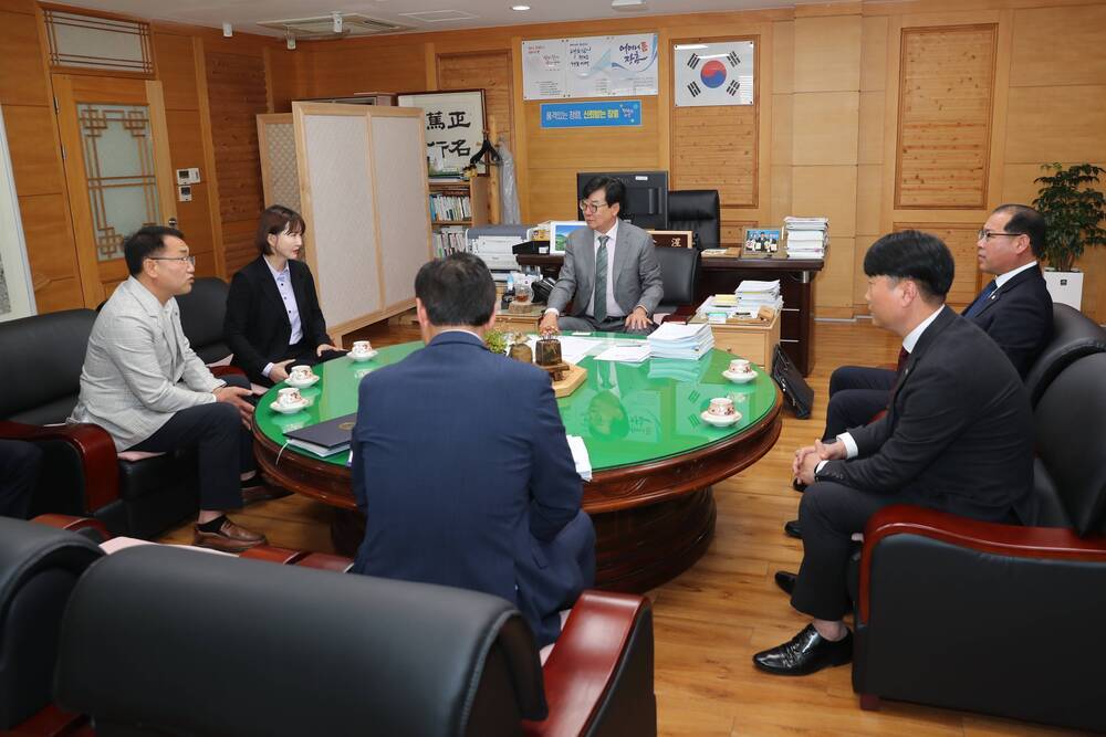 원탁에서 협의중인 군수와 KDH엔터테인먼트, 장흥청년회의소 관계자들 사진