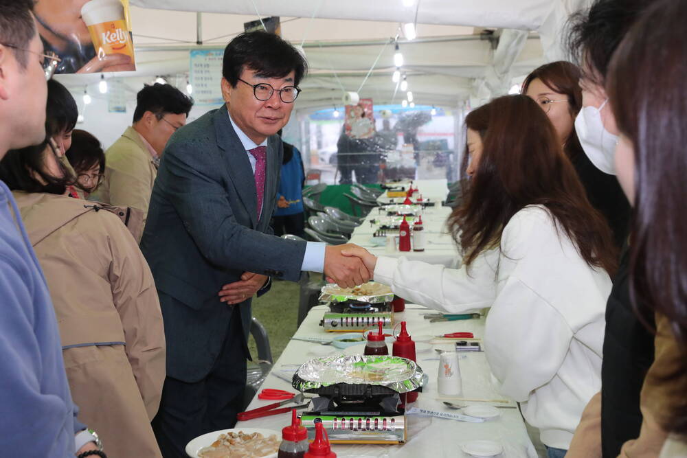 키조개 축제에 참여한 사람들과 악수하는 군수 사진