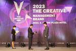 2023 THE CREATIVE MANAGEMENT BRAND 2023.3.30. THE PLAZA HOTEL, 대한민국 창조경영 2023 시상하는 중앙일보 관계자와 수상하는 김성 군수 사진